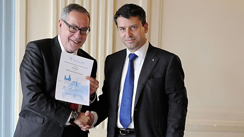 Alexander Tschäppät (links) erhält die Urkunde von Gottfried Locher