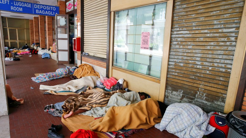 Flüchtlinge übernachten am Bahnof in Como.