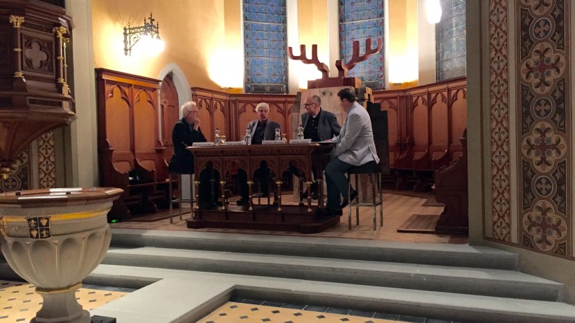 Ein Hirschgeweih über allem: Stanislaus von Moos, Peter von Matt, Friedhelm Mennekes und Andreas Cabalzar in der Kirche Erlenbach (von links).
