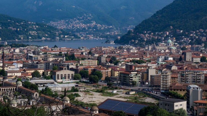 Sicht auf Como aus dem Zug, der bald die Schweizer Grenze erreichen wird.