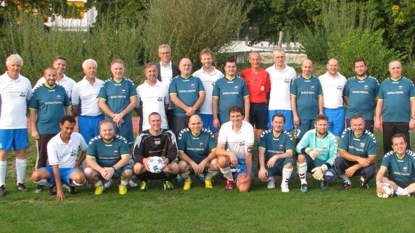 Die Spieler des FC reformierte Landeskirche und der albanisch-muslimischen Gemeinschaft Mittelland. Links der Mitte stehend Kirchenratspräsident Christoph Weber-Berg.
