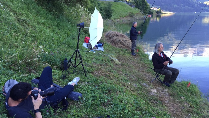 Ein Making-of-Bild der neuen Serie: Michel Gilgen fotografiert Fischer am Wägitalersee.