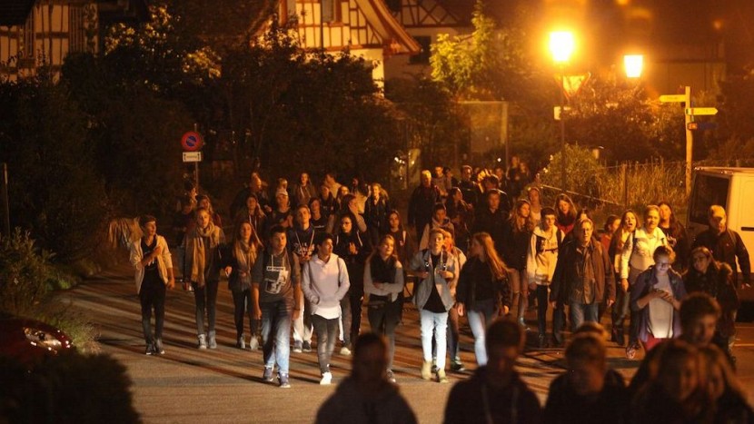 Wach durch die Nacht: Die Konfirmanden auf dem Weg von Rüti nach Greifensee.