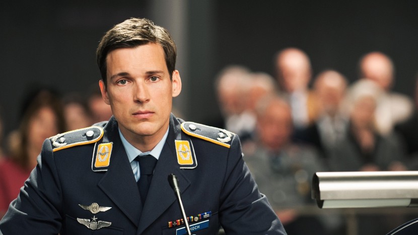 Er schoss ein Passagierflugzeug mit 164 Menschen an Bord ab, um 70'000 in einem Fussballstudium zu retten. Ist der Kampfpilot Lars Koch (Florian David Fitz) schuldig oder nicht schuldig?