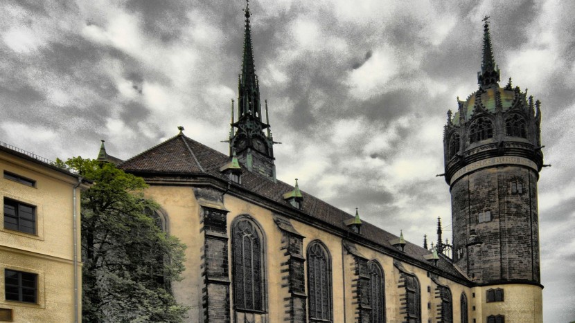 Schon einmal - am am 31. Oktober 1517 - braute sich über der Schlosskirche Wittenberg ein Gewitter zusammen.