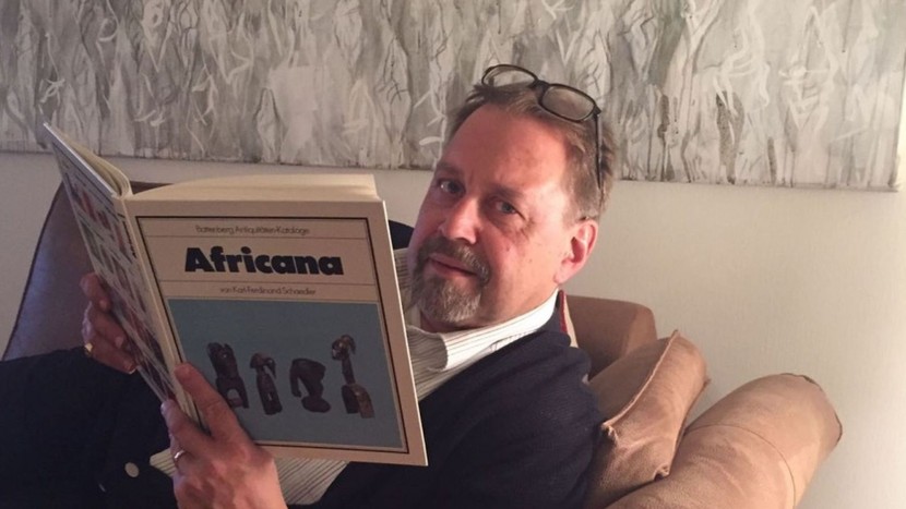 Fasziniert von afrikanischer Kunst: Andreas Klaiber in seinem Wohnzimmer in Riehen.