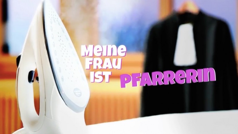 Zwischen Bügeleisen und Talar: Die neue Serie zeigt einen ungewohnten Pfarralltag.