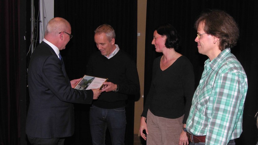Übergabe des Baselbieter Preis für Freiwilligenarbeit 2016 durch Regierungsrat Isaac Reber an Martin Madörin und Barbara Strassmann, Co-Leitung Fachstelle für Jugendarbeit, und Pfarrer Dietrich Jäger, Präsident Amtspflege Fachstelle für Jugendarbeit.