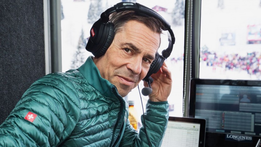 Matthias Hüppi beim Kommentieren eines Skirennens.