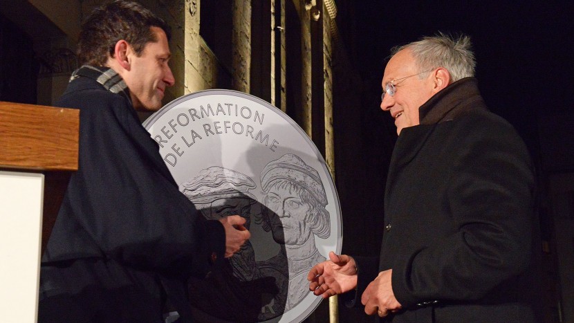 Kirchenratspräsident Gottfried Locher und Bundesrat Johann Schneider-Ammann bei der Enthüllung der Reformationsmünze Anfang Januar in Zürich.