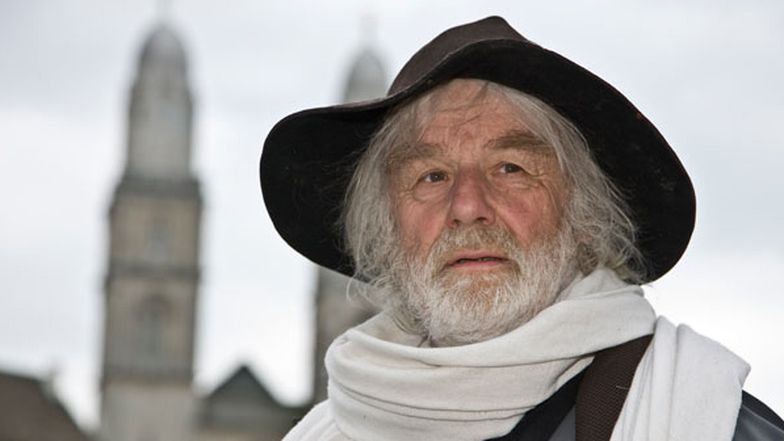 Pfarrer Ernst Sieber wie man ihn kennt, mit Schlapphut und Schal.
