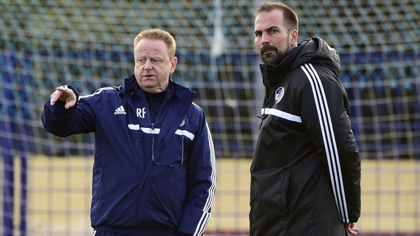 Trainingslager des FC Luzern in San Pedro, Spanien, im Januar 2015: Rolf Fringer, damals Sportchef in Luzern, im Gespräch mit Trainer Markus Babbel.