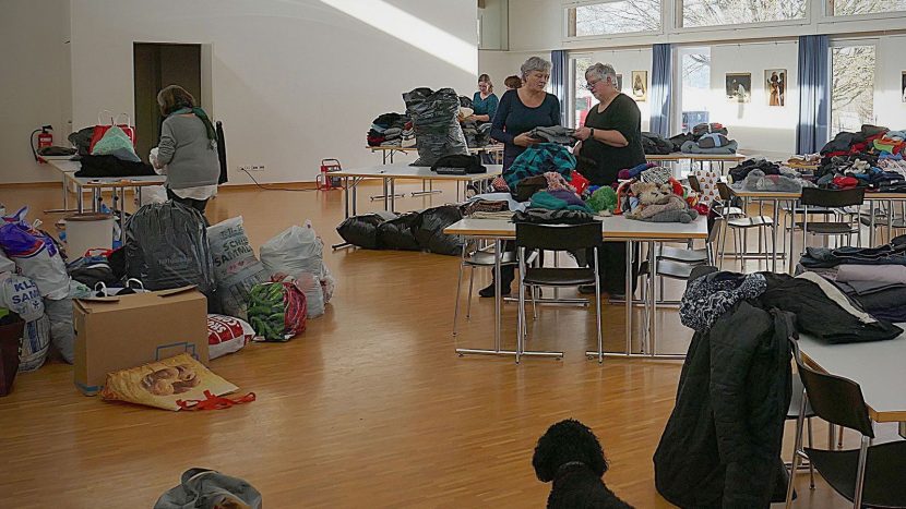 Tatkräftig sammelte die Kirchgemeinde Rapperswil (BE) Kleider, mit denen das Ehepaar Campbell in Griechenland Flüchtlinge unterstützt
