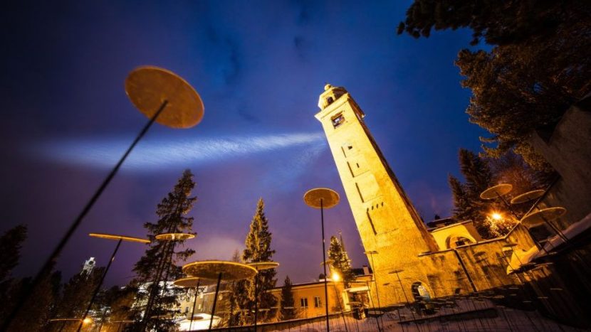 Lichtinstallation beim schiefen Turm von St. Moritz.