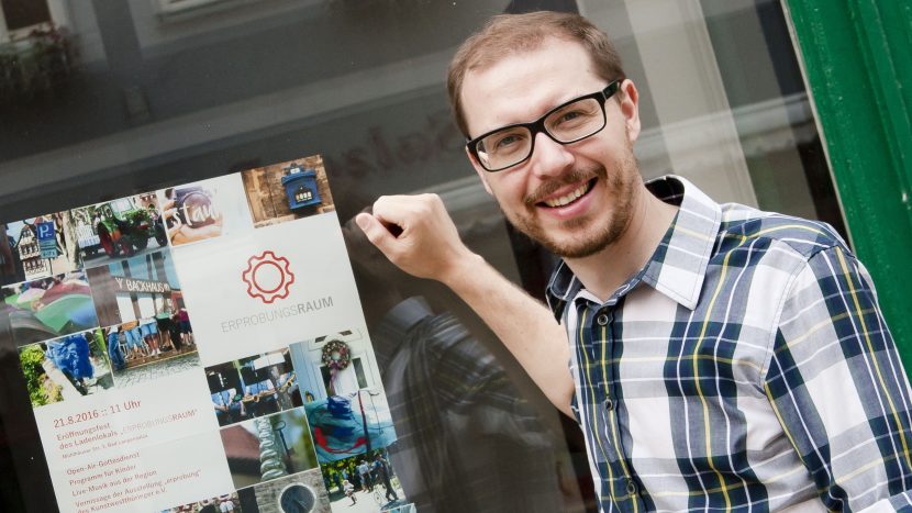 Mitten im Städtchen liegen die Kirchenräume hinter Glas: Pfarrer Johannes Beck freut sich über die Experimente im Erprobungsraum in Bad Langensalza.