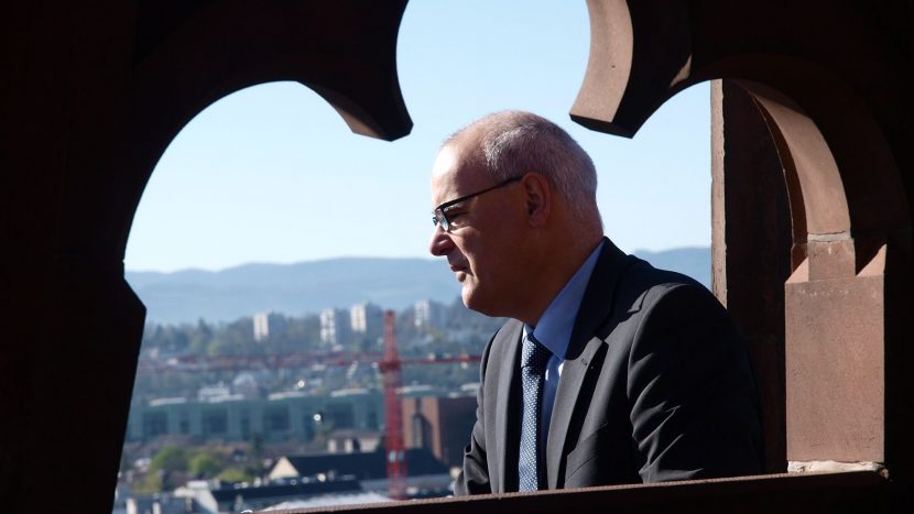 Der Basler Kirchenratspräsident Lukas Kundert auf dem Münsterturm: Trotz Mitgliederschwund sieht er für die Kirche eine positive Zukunft.