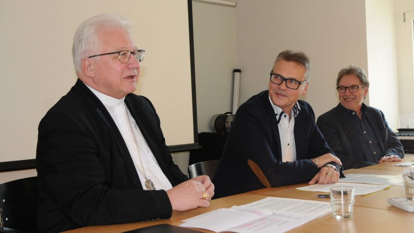 Bischof Markus Büchel, Kirchenratspräsident Martin Schmidt und Kuno Schmid von der Universität Luzern stellten am Donnerstag an einer Medienorientierung den Lehrplan für das Fach Ethik, Religionen, Gemeinschaft vor.
