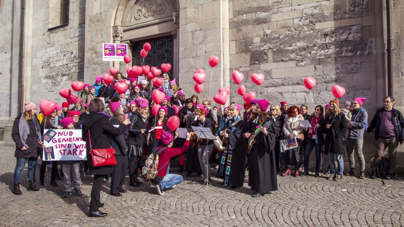 Pfarrerinnen und Personen aus dem kirchlichen Umfeld singen vor dem Grossmünster den Protestsong «I can't keep quiet».