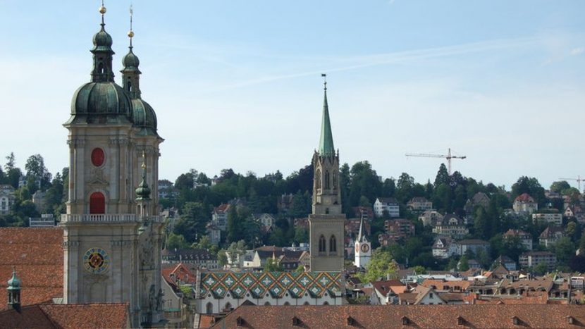 Die Glocken der St. Laurenzenkirche (Mitte) wurden mit einer Lärmdämmung ausgerüstet. Im benachbarten Dom ist dies aus technischen Gründen nicht möglich.