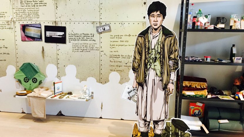 Blick in den Ausstellungsraum im Stadtmuseum Aarau, wo man anhand von fiktiven Personen Fluchtgeschichten nachvollziehen kann.
