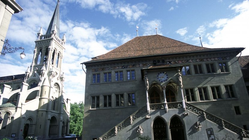 Die Entflechtung von Kirche und Staat im Kanton Bern hat eine weitere Hürde genommen. Bild: Rathaus und St. Peter und Paul-Kirche.