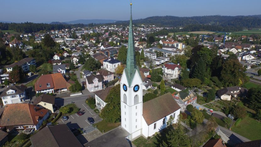 Rund 3'000 Menschen besuchen jedes Wochenende einen der Gottesdienste im Kanton Aargau. Im Bild die reformierte Kirche Seon.