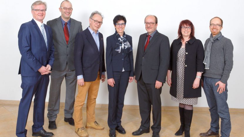 Der Baselbieter Kirchenrat für die Amtsperiode 2017 bis 2021 (v.l.n.r.): Peter Brodbeck (bisher), Matthias Plattner (bisher), Niggi Ullrich (neu), Vizepräsidentin Cornelia Hof (bisher), Kirchenratspräsident Martin Stingelin (bisher), Sandra Bätscher (neu) und Stephan Ackermann (bisher).