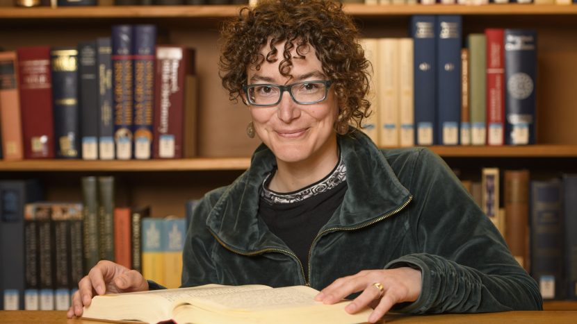 Sonja Ammann, neue Professorin für Altes Testament an der Theologischen Fakultät der Universität Basel, bereitet es offensichtlich Freude, im Alten Testament über alte Traditionen zu forschen und nach neuen Interpretationen zu suchen.
