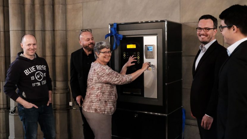 Die erste Einzahlung am neuen «Spend-O-Mat»: (von links nach rechts): Beat Müller, Projektmanager der Offenen Kirche Elisabethen Basel, Pfarrer Frank Lorenz, Co-Leiter, Susi Labhart, Verwalterin der reformierten Kirche Basel-Stadt, und Patrick Kissel von der Kantonalbank Basel.