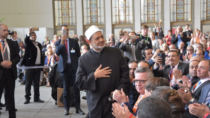 Der Grossscheich der Kairoer al-Azhar-Universität, Ahmad al-Tayyeb grüsst den deutschen Innenminister Thomas de Maizière.