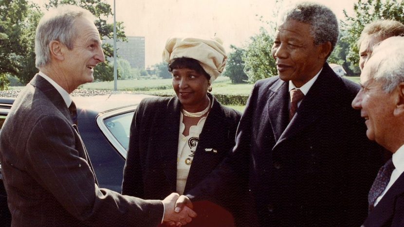 Nelson Mandela bedankte sich 1993 bei Paul Rutishauser für sein Engagement als Präsident der Schweizer Anti-Apartheid-Bewegung.