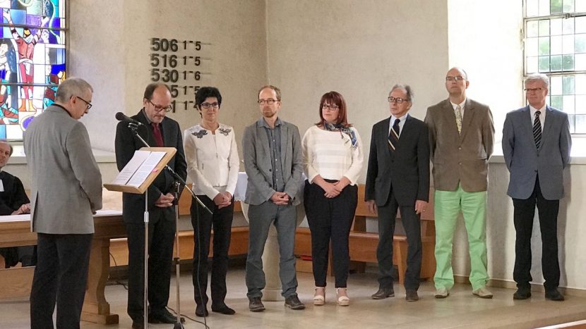 Angelobung des neuen Kirchenrats durch Hanspeter Thommen, Vizepräsident der Synode, in der Kirche Eptingen (von links: Martin Stingelin, Cornelia Hof, Stephan Ackermann, Sandra Bätscher, Niggi Ullrich, Matthias Plattner, Peter Brodbeck).