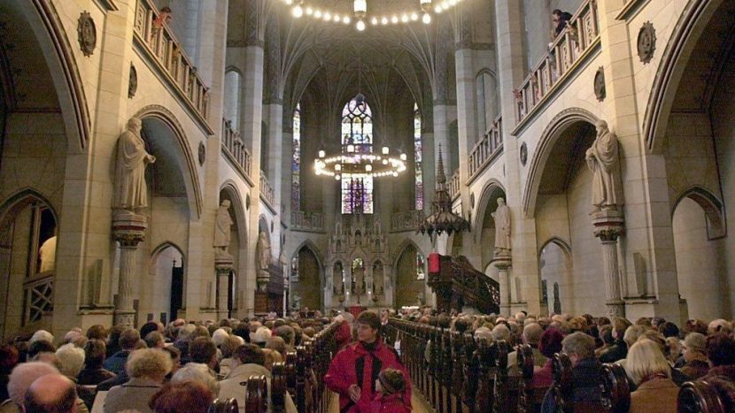 Auch wenn die Medien am Mantra von den sinkenden Mitgliederzahlen der Kirchen festhalten: Ganz so dramatisch ist die Situation nicht. Ein Gottesdienst in der Schlosskirche Wittenberg.