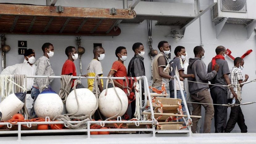 Ankunft von Flüchtlingen im italienischen Hafen Reggio Calabria.