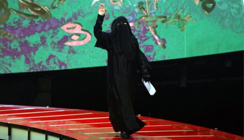 Die Dichterin Hissa Hilal auf dem Laufsteg der TV-Show «Poet der Millionen» in Abu Dhabi.
