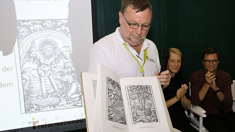 Serge Fornerod, Leiter Aussenbeziehungen beim SEK, mit der frisch gedruckten Zürcher Bibel.