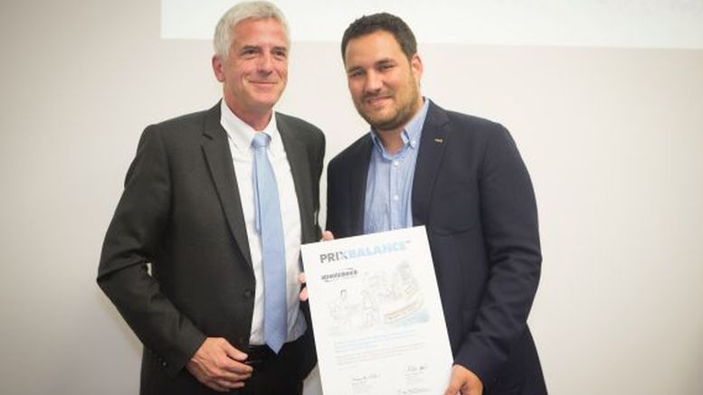 Streetchurch-Geschäftsführer Philipp Nussbaumer (rechts) mit Laudator Matthias Mölleney bei der Verleihung des «Prix Balance».