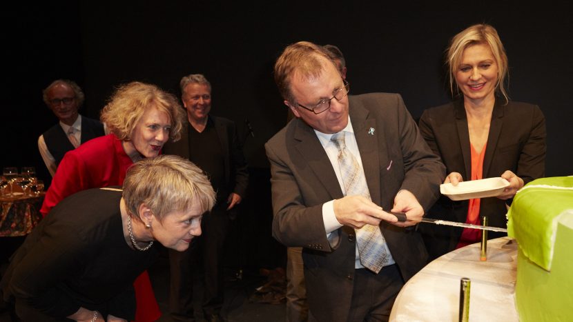 Kirchenratspräsident Michel Müller schnitt im Zürcher Schiffbau die Jubiläumstorte an.