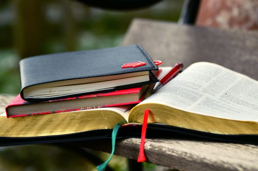 Bibel mit Stift und Notizbüchern