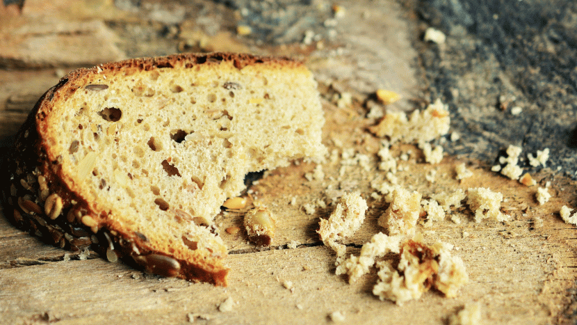 Ein halbes Stückbrot und Krümmel.