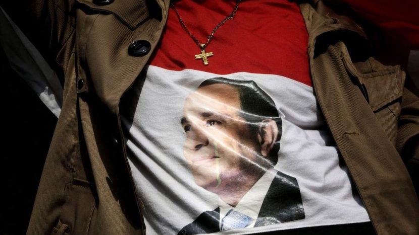 Eine ägyptische Christin trägt ein T-Shirt mit dem Bild von Präsident Abd al-Fattah al-Sisi.