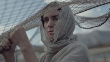 Maria von Magdala (Rooney Mara) hört bei der Arbeit an den Fischernetzen den Ruf Gottes. (Bild: Universal Pictures International)