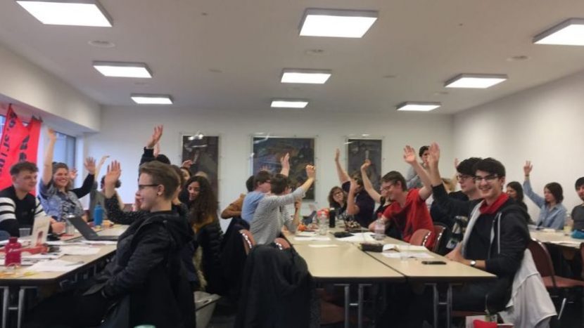 Hände hoch für die Abschaffung der christlichen Feiertage: Parteitag der Juso Kanton Zürich vom 10. März.