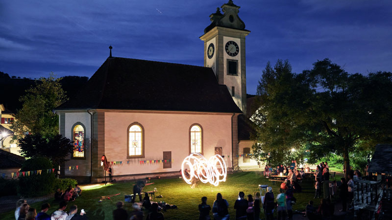 Kirche und Feuerjongleur (Bild: Refbejuso/ Jonathan Liechti).